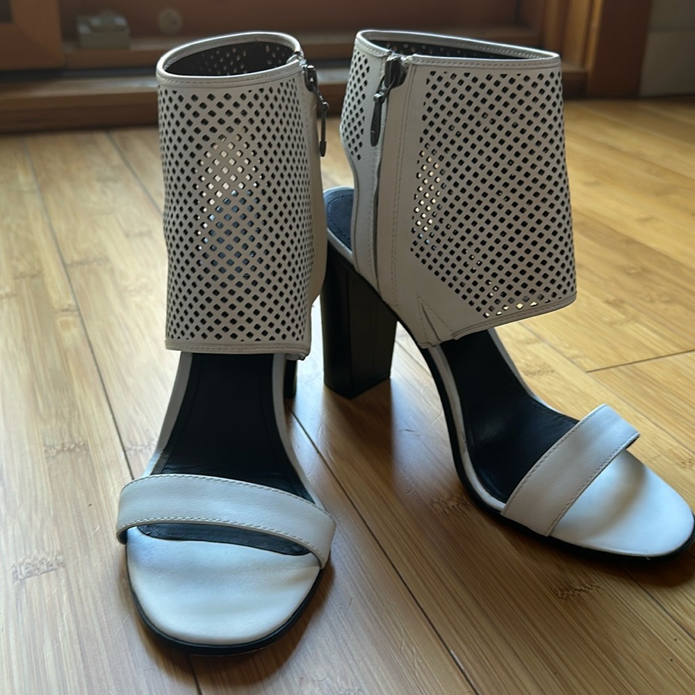 POUR LA VICTORIE Ankle Wrap Blocked Heel Open Toe Leather white Sandal SZ 10